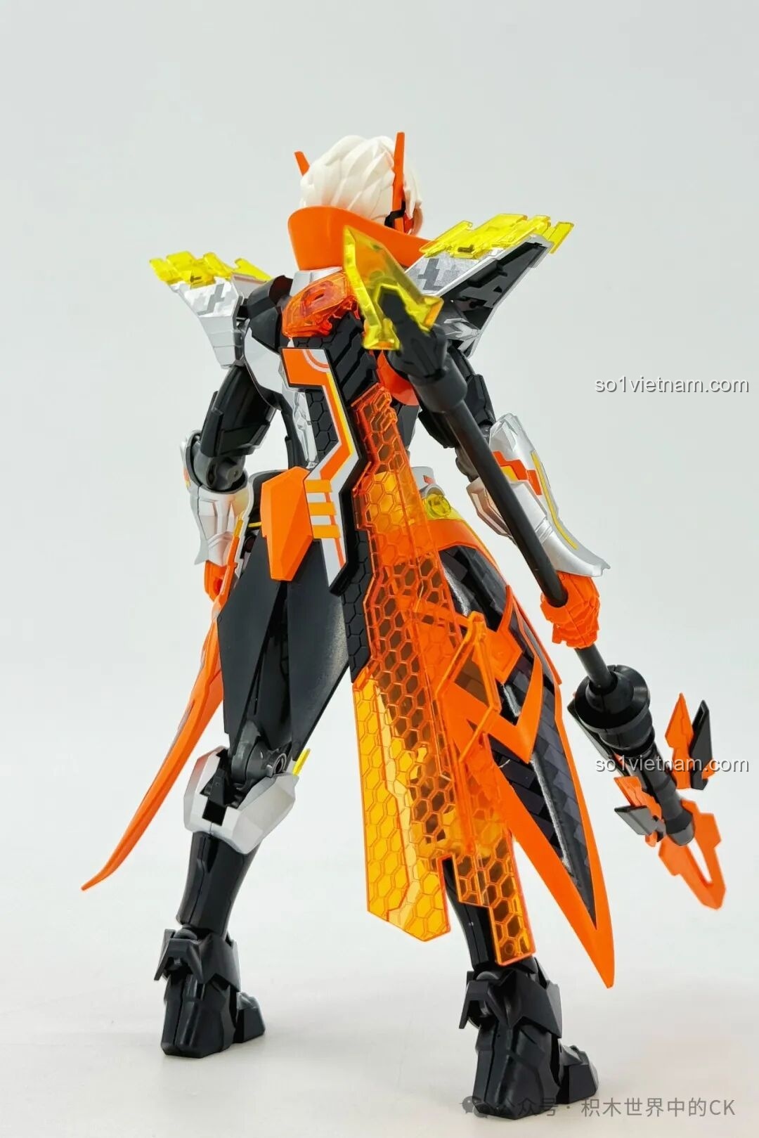 Mô hình Mecha Triệu Vân Keeppley 78032 chụp từ góc nghiêng phía sau, làm nổi bật phần áo choàng và giáp chân.