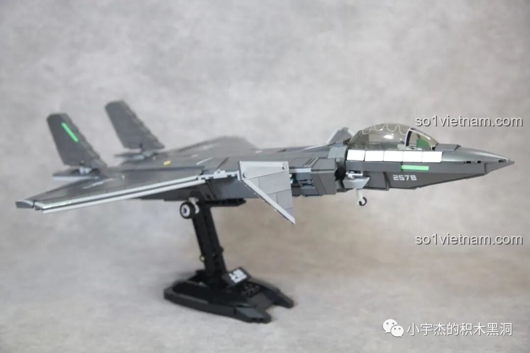 Mô hình Sluban J-20 M38-B1187 Tiêm Kích Tàng Hình Sơn Kim Loại trên đế trưng bày, thể hiện góc nghiêng mạnh mẽ và uy lực của máy bay.