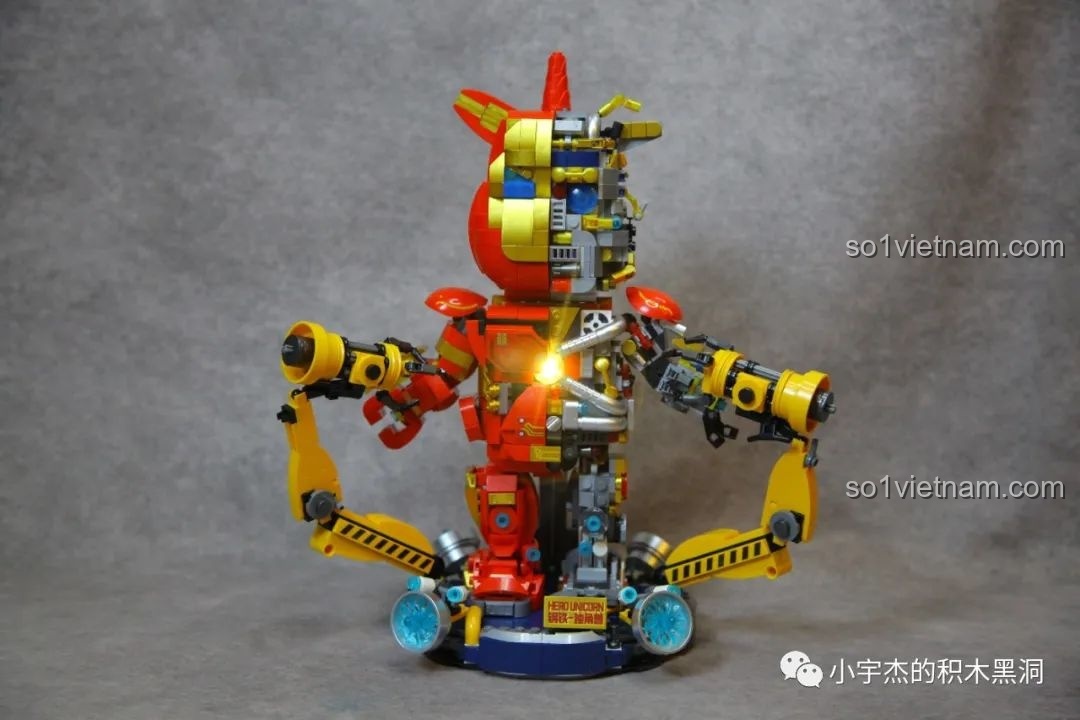 Góc nghiêng bên trái của mô hình ZHEGAO GZ8008, khoe trọn phần thân cơ khí chi tiết.