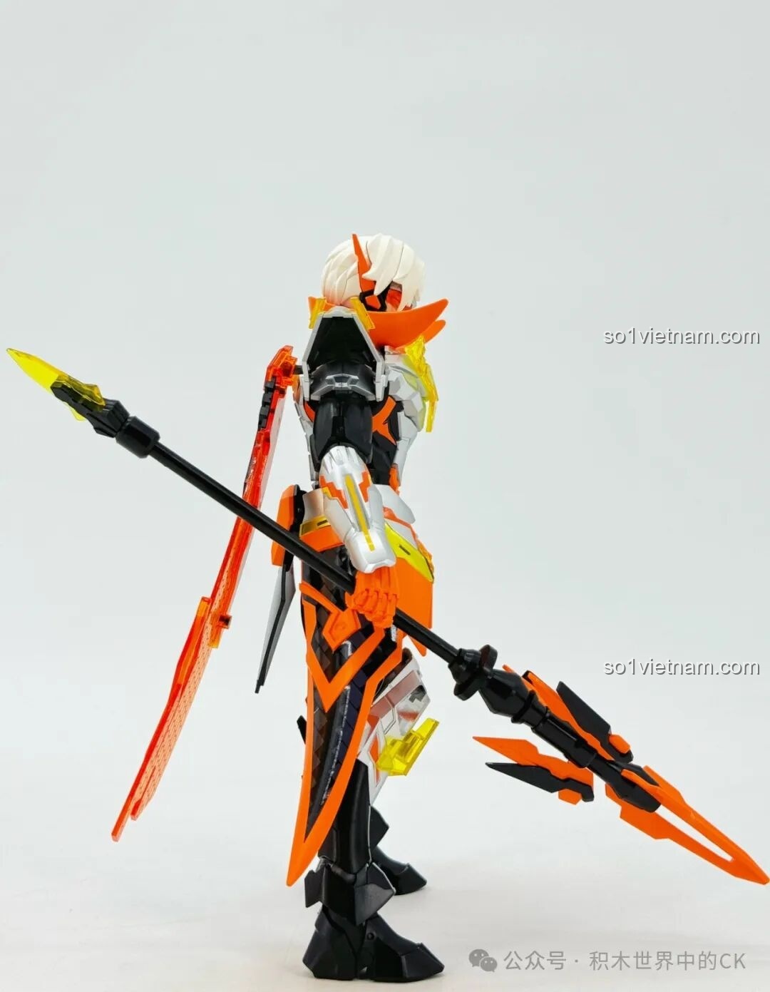 Mô hình Robot Triệu Vân Keeppley 78032 chụp từ góc nghiêng phía trước, làm nổi bật phần giáp ngực và đầu.