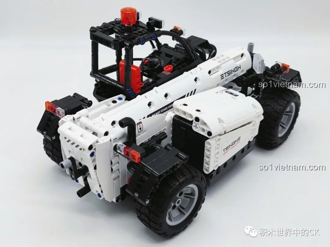 Góc nhìn 3/4 từ phía sau của bộ lắp ráp Xe Nâng Công Trình ONEBOT, khoe được cả phần thân và đuôi xe.