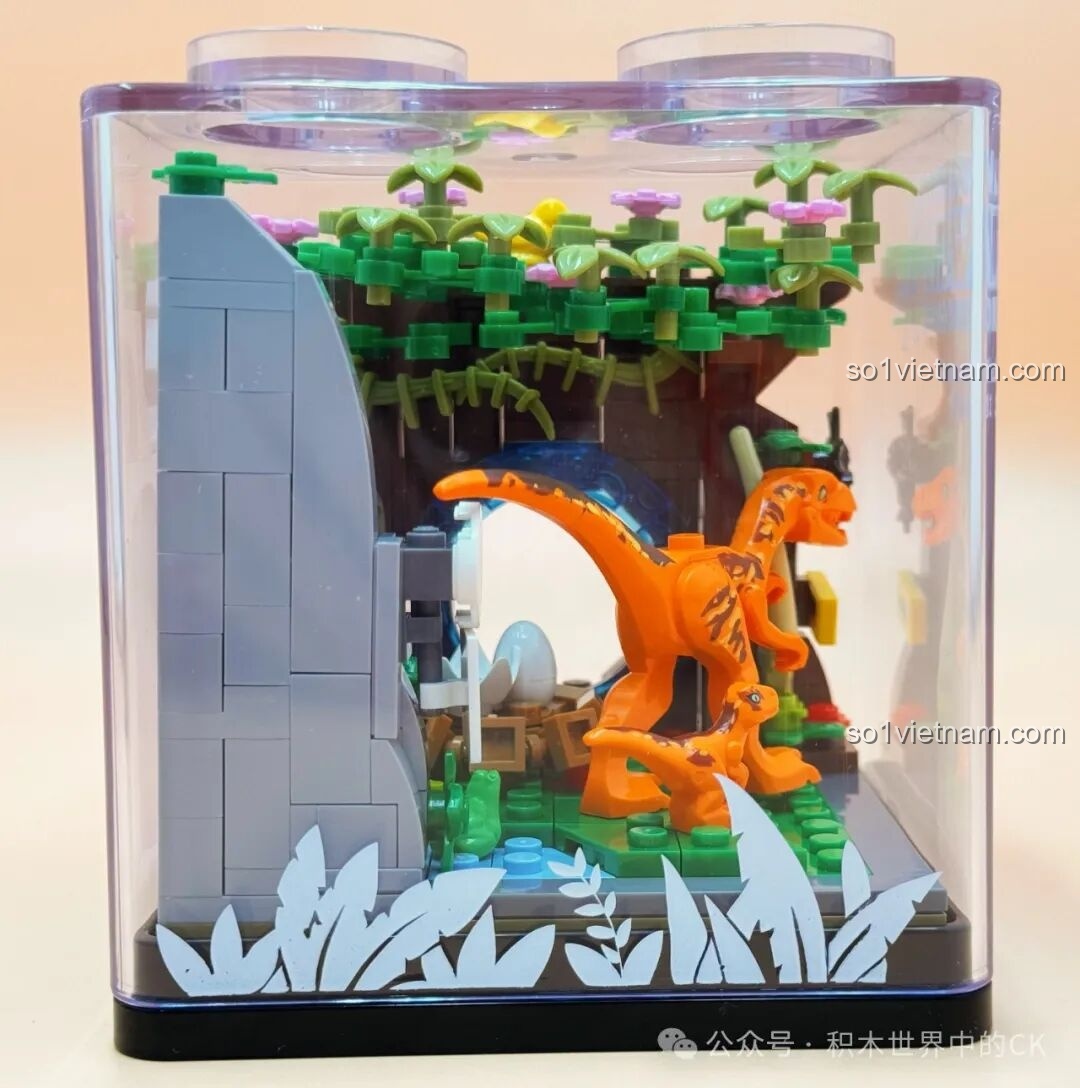 Góc nhìn từ bên trái của mô hình ZHEGAO 971016, cho thấy vách đá và thảm thực vật.