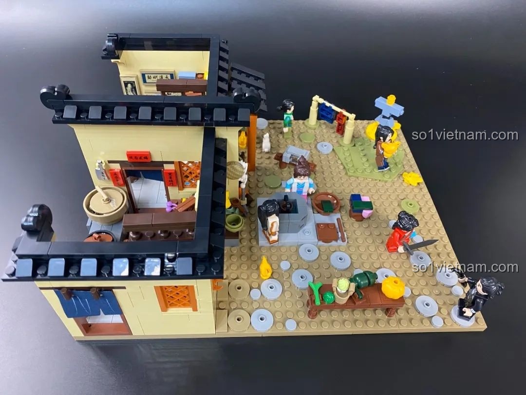 Góc nhìn từ bên hông của mô hình Sân Sau Khách Điếm Đồng Phúc, thể hiện các hoạt động.