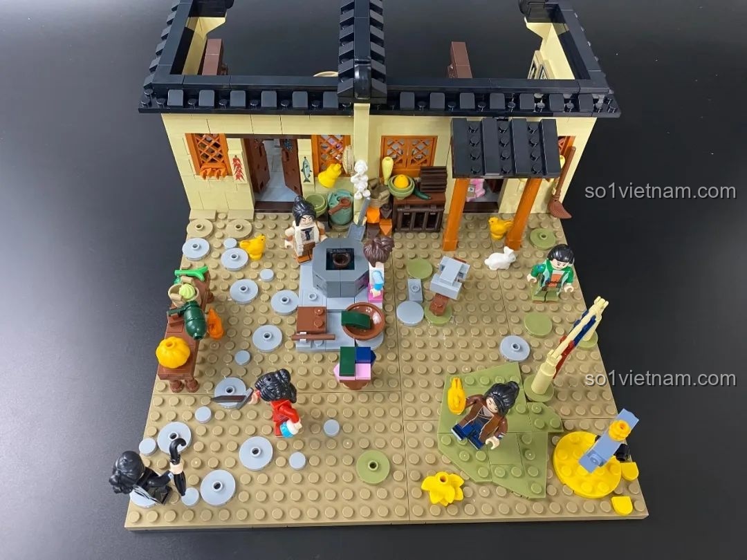 Một góc nhìn khác từ bên hông, tập trung vào các hoạt động trong sân sau.