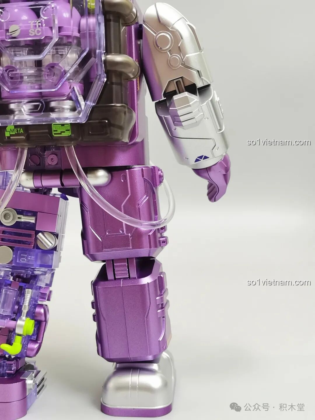 Góc nhìn bên hông phần chân màu tím của figure phi hành gia TOP TOY 1412, thể hiện độ chi tiết của lớp giáp.