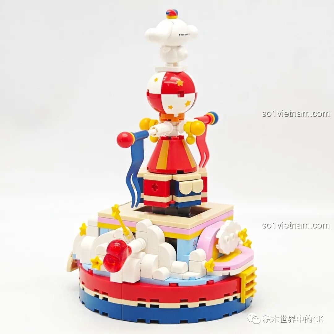 Góc nhìn bên hông của mô hình Keeppley K20825 Cinnamoroll, thấy rõ cần gạt hình trái tim màu đỏ.