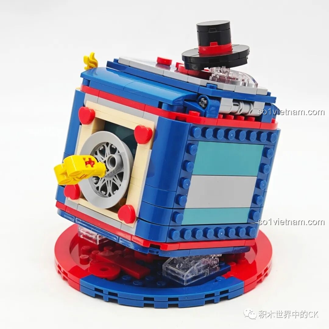 Góc nhìn từ bên hông của mô hình lắp ráp Keeppley K20823 Hello Kitty, thấy rõ các chi tiết trang trí.