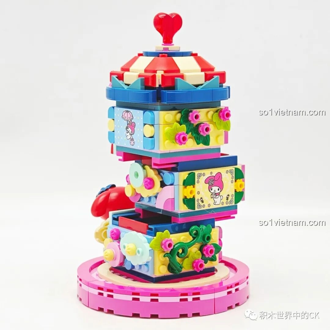 Góc nhìn bên hông của mô hình Keeppley K20824 My Melody, cho thấy các chi tiết trang trí hoa lá.