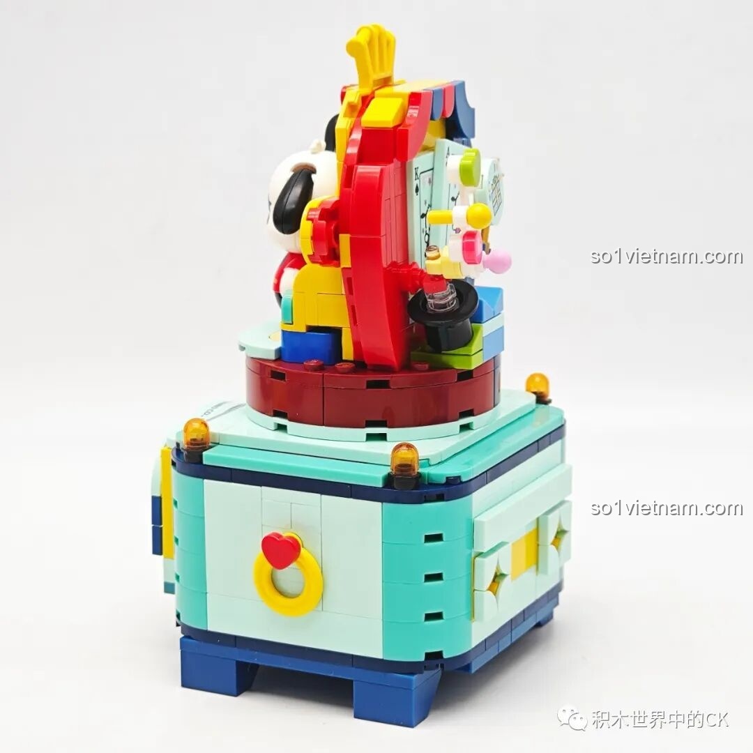 Góc nhìn bên hông của mô hình Keeppley K20828 Pochacco, thấy rõ các chi tiết trang trí và cấu trúc.