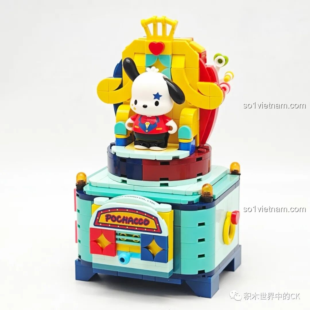 Góc nhìn bên hông của mô hình Keeppley K20828 Pochacco, cho thấy các chi tiết trang trí của Gánh xiếc ma thuật Sanrio.