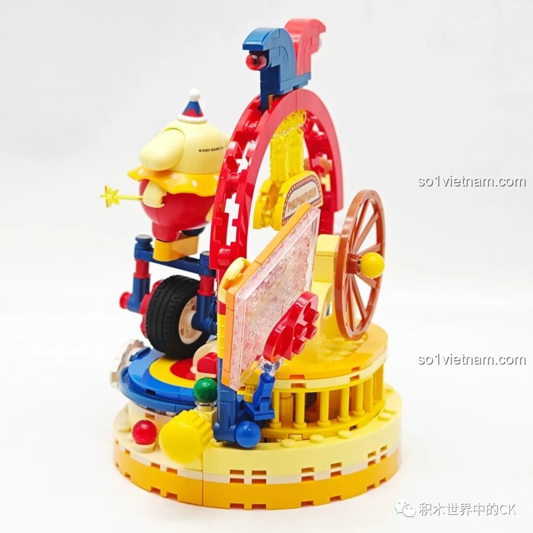 Góc nhìn bên hông của mô hình lắp ráp Pompompurin Keeppley K20826, cho thấy cơ chế chuyển động.