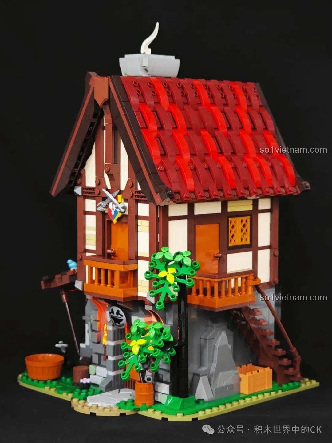 Góc nhìn từ bên phải của mô hình Lò rèn thời trung cổ Funwhole F9040, cho thấy chi tiết cầu thang và cây xanh.