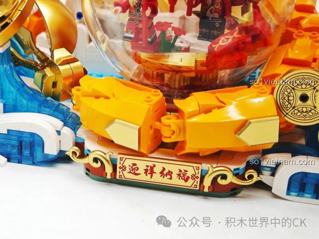 Góc nhìn từ bên phải của mô hình Rồng Vàng Ôm Ngọc Keeppley K19908, khoe phần thân uốn lượn.