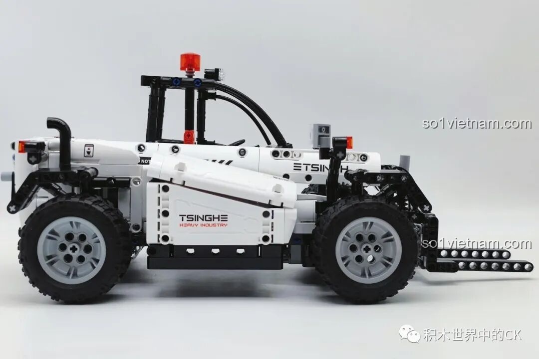 Nhìn từ trên cao xuống phần đuôi của bộ lắp ghép Xe Nâng Công Trình ONEBOT, thấy rõ cách bố trí các chi tiết trên thân xe.