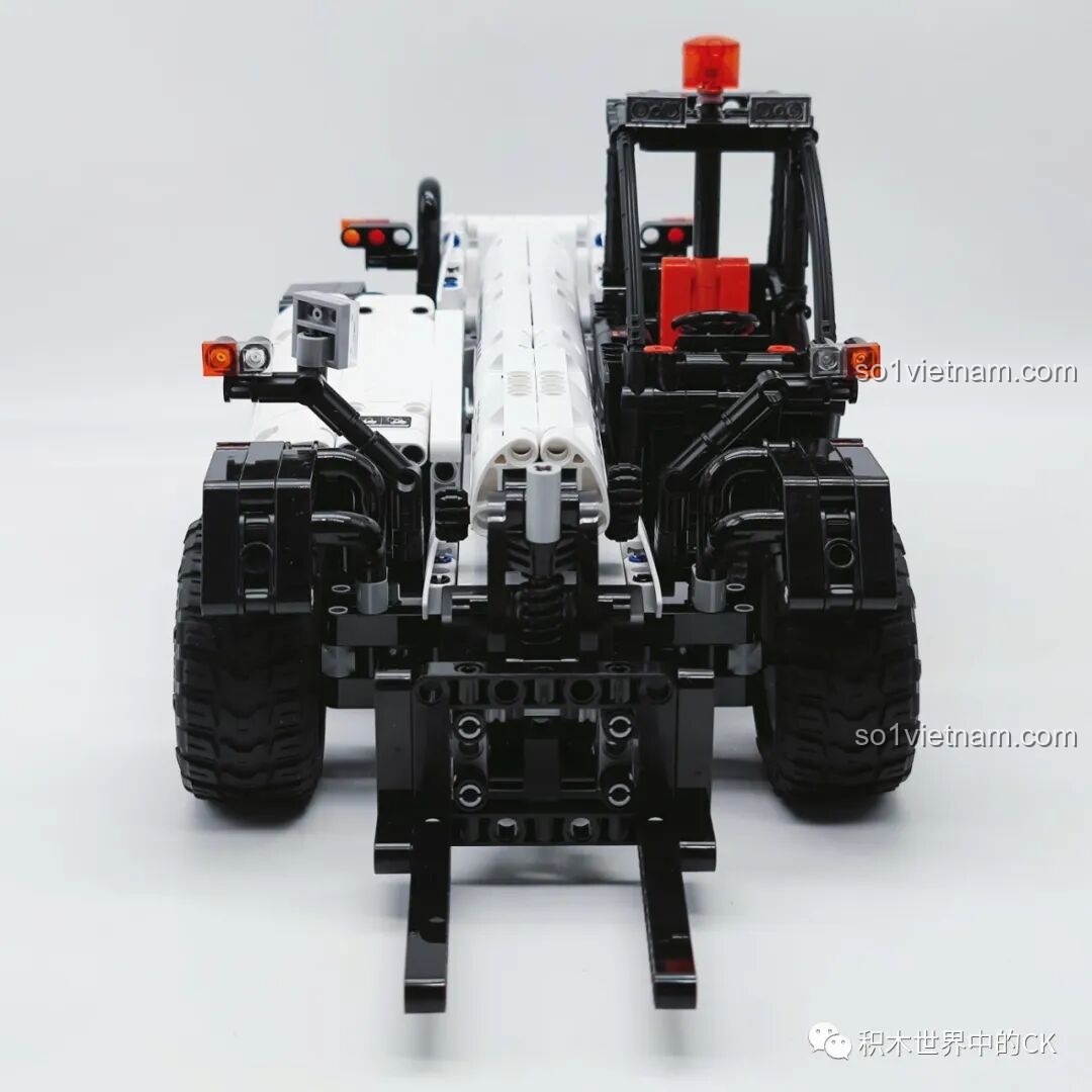 Nhìn từ trên cao xuống phía trước của mô hình Xe Nâng Công Trình ONEBOT, thấy rõ cabin, cần nâng và càng nâng.