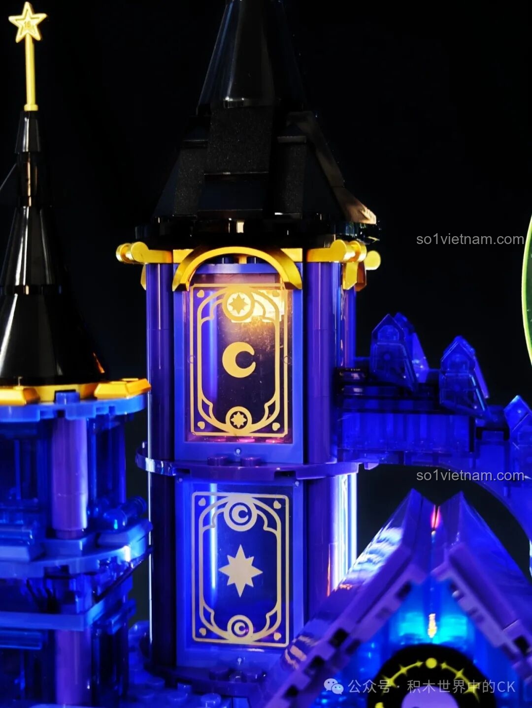 Góc nhìn chéo của bộ lắp ghép Kuromi's Purple Crystal Castle TOP TOY xịn giá rẻ khi lên đèn.