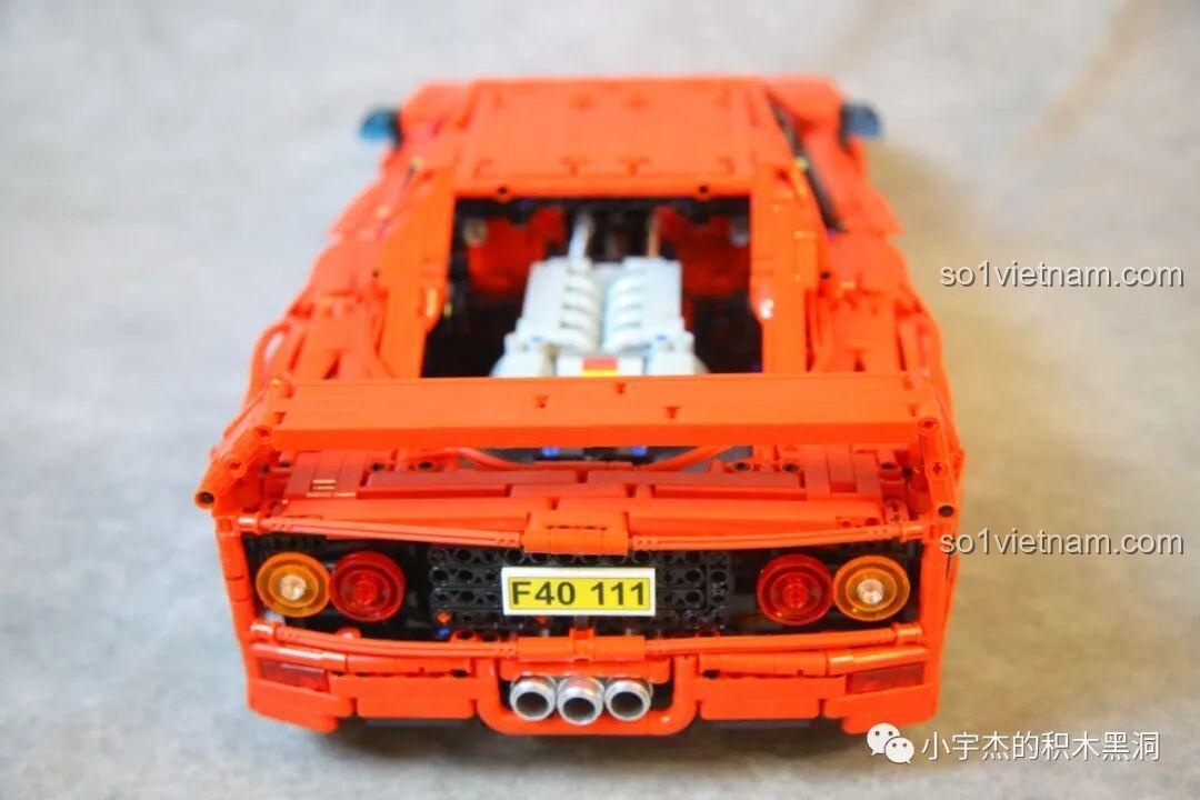 Góc nhìn chéo từ phía sau của mô hình CBOX X001 Ferrari F40, khoe trọn vẹn thiết kế đuôi xe và bánh sau mạnh mẽ.