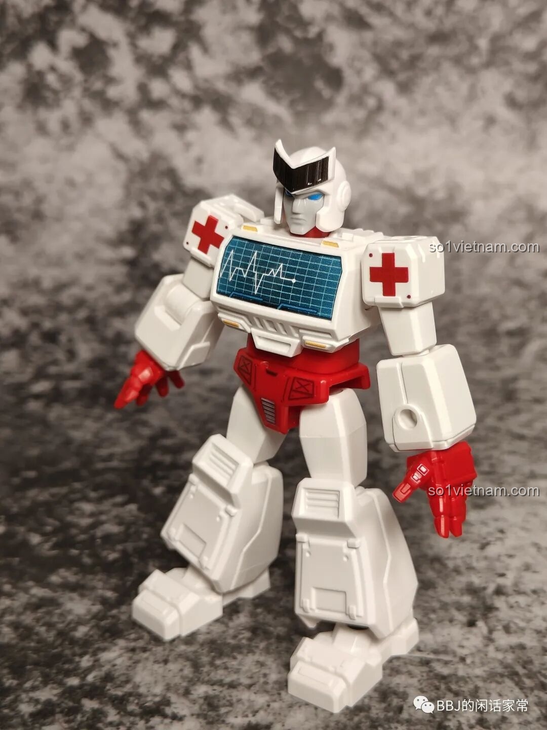 Figure Ratchet từ bộ sưu tập BLOKEES 71100 nhìn từ góc chéo, khoe được tỷ lệ cơ thể cân đối và thiết kế bám sát nguyên tác G1.