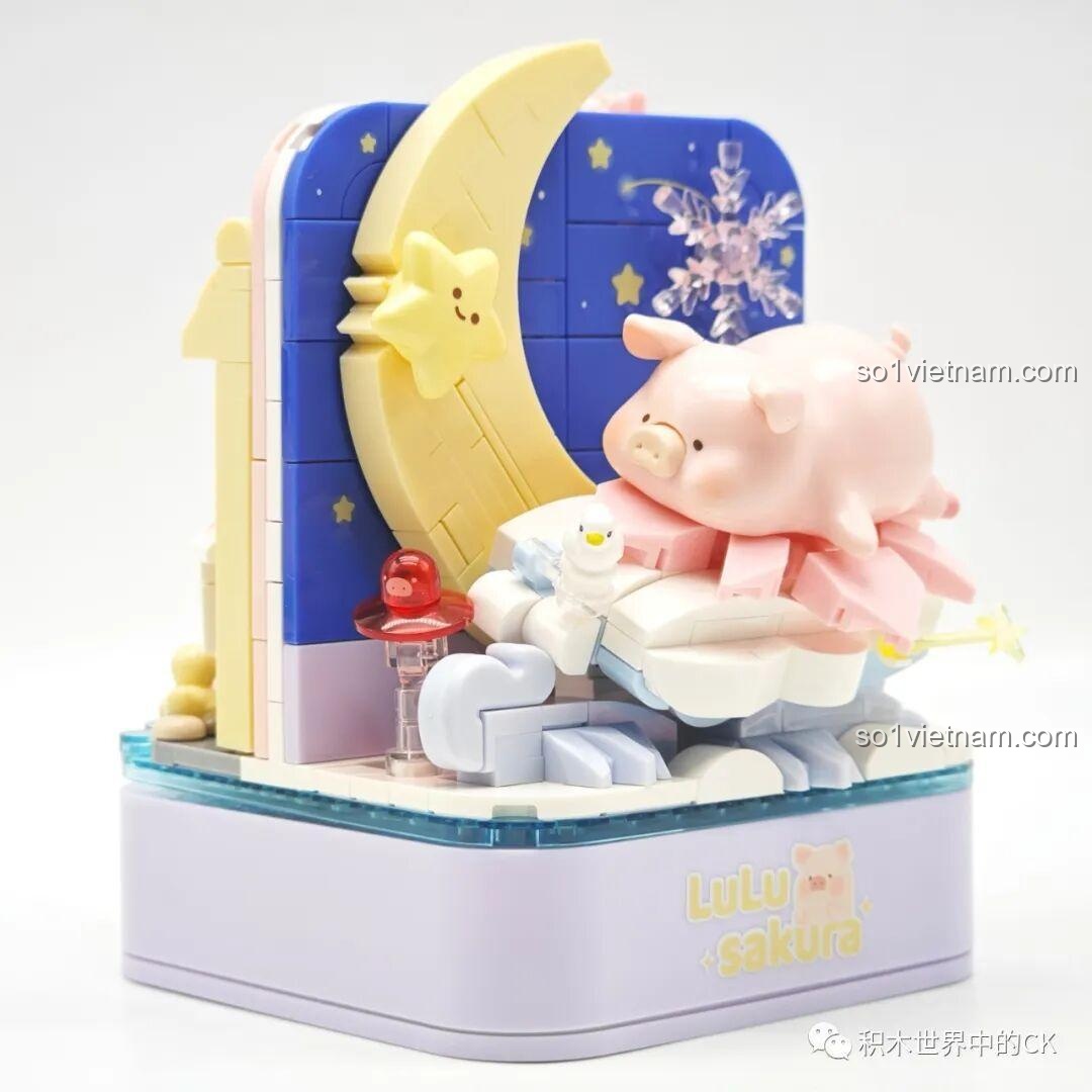 Góc nhìn chéo của mặt trước mô hình Sembo 608077 Heo Anh Đào.