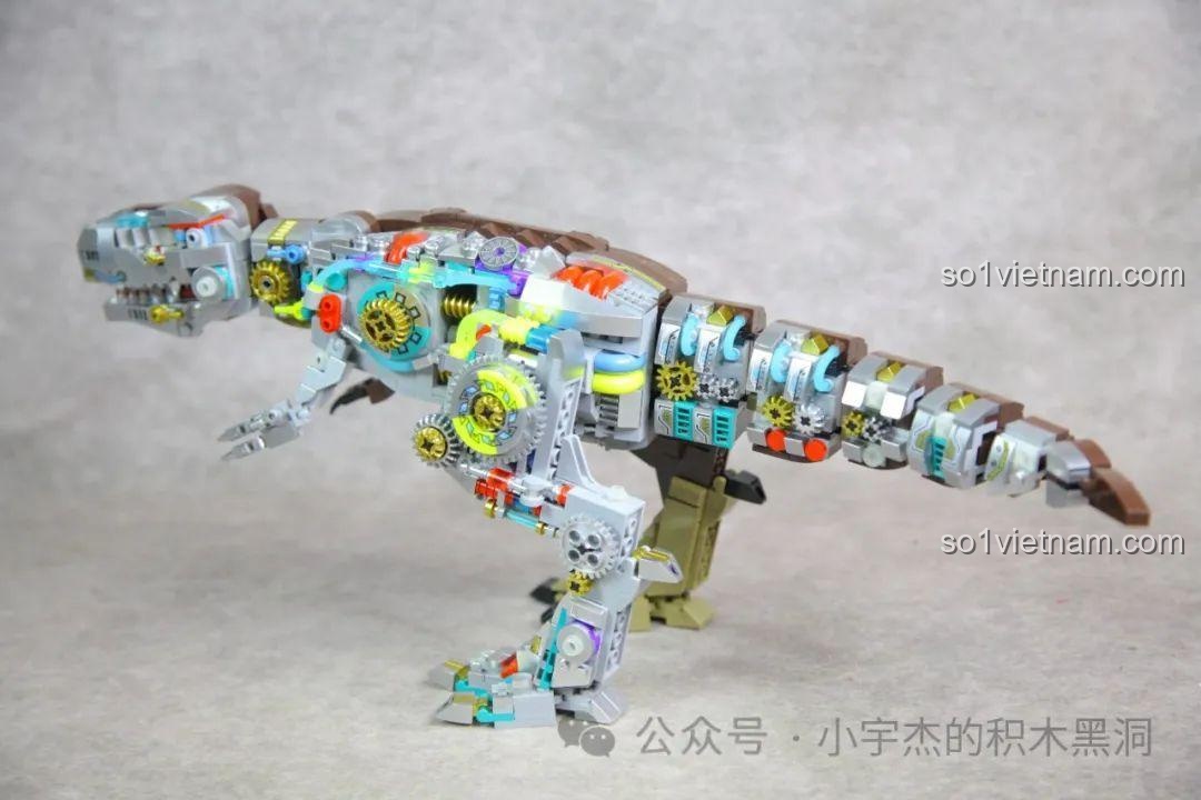 Một góc nhìn chéo từ phía cơ khí của mô hình T-Rex, làm nổi bật sự cân bằng của mô hình.