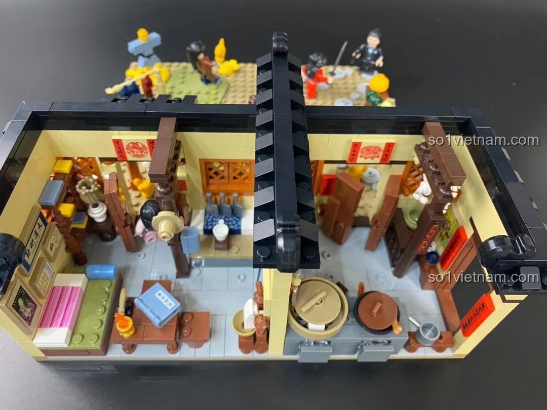 Một góc nhìn chéo vào bên trong nội thất, cho thấy sự sắp xếp các vật dụng.