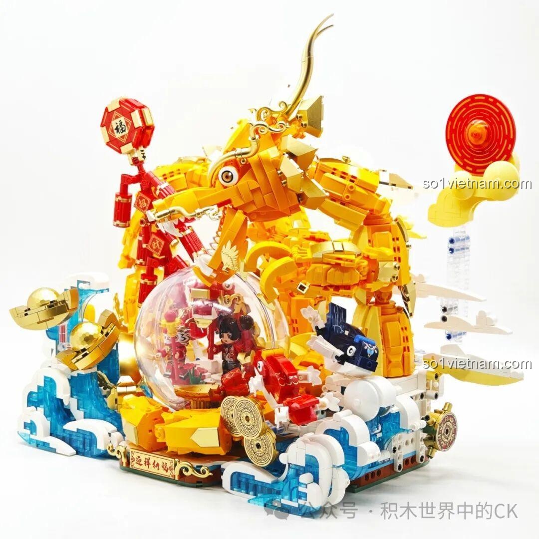 Góc nhìn chéo của mô hình Rồng Vàng Ôm Ngọc Keeppley K19908, thể hiện sự sống động và uyển chuyển.