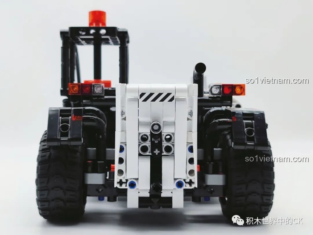 Đuôi xe của mô hình Xe Nâng Công Trình ONEBOT cho con trai từ 14 tuổi, với các chi tiết như ống xả và cụm đèn hậu.