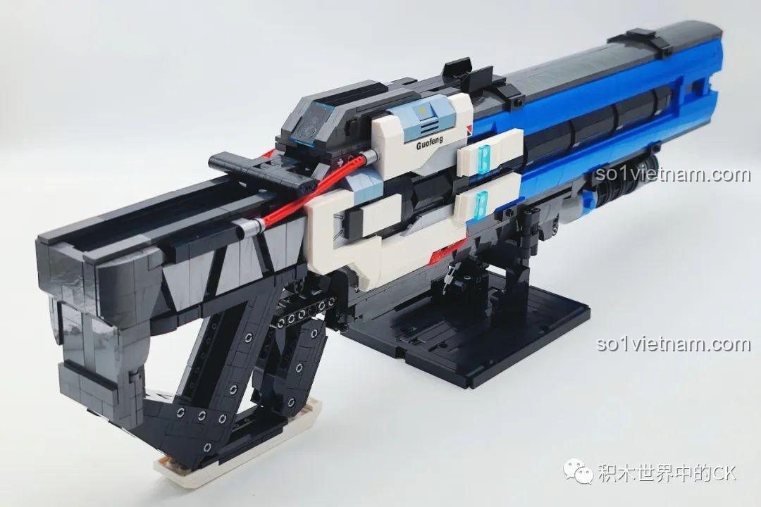 Góc nhìn chéo từ phía sau của mô hình súng JIESTAR 58023, làm nổi bật thiết kế đa lớp và chiều sâu của nó.