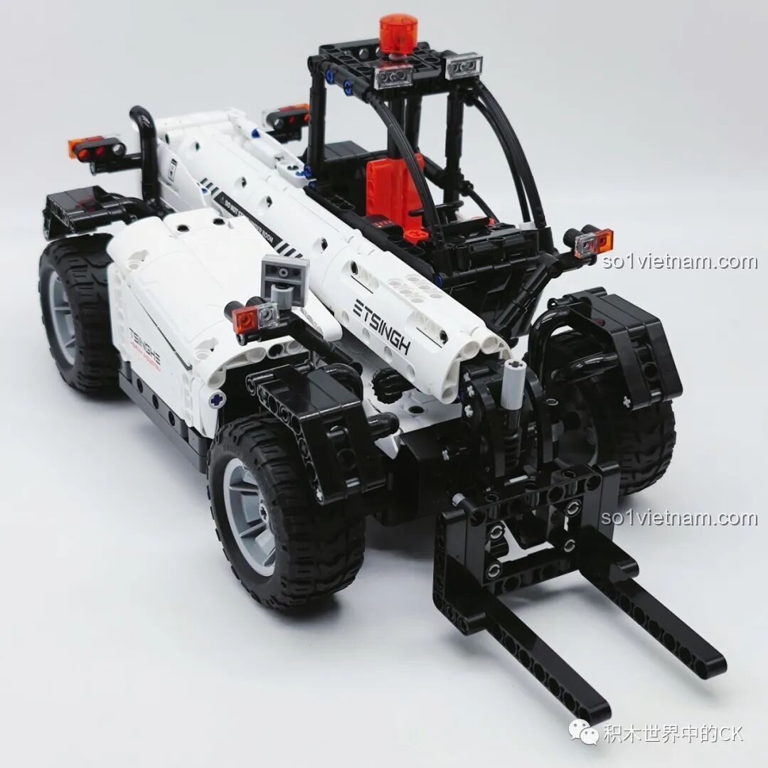 Góc nhìn 3/4 từ phía trước của bộ lắp ráp Xe Nâng Cần Vươn ONEBOT, một trong những góc chụp đẹp nhất của mô hình.
