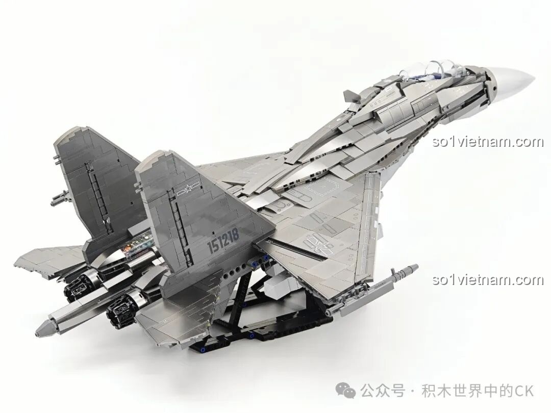 Góc nhìn chéo từ phía sau của mô hình J-16D, một trong những góc nhìn đẹp nhất, khoe được cả thân, cánh và đuôi máy bay.