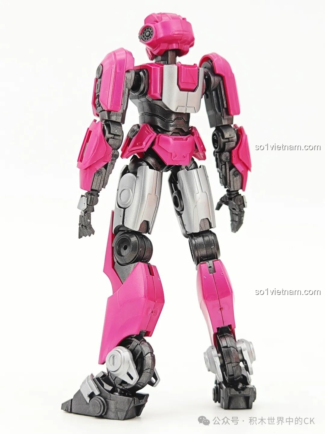 Góc nhìn chéo của mô hình Elita-1 trong tư thế chiến đấu, cho thấy sự năng động và mạnh mẽ của nhân vật.