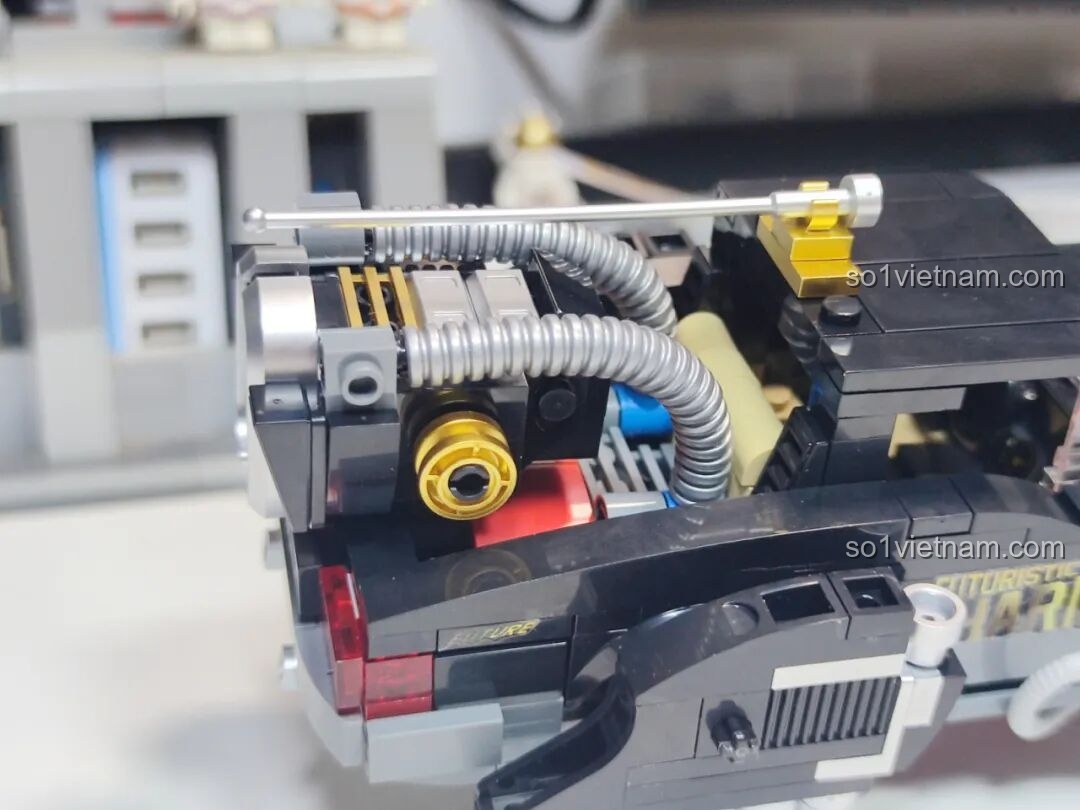 Góc nhìn chéo từ phía trước của xe bay Pinbo PB8827, khoe trọn phần đầu xe hầm hố và các động cơ phản lực.