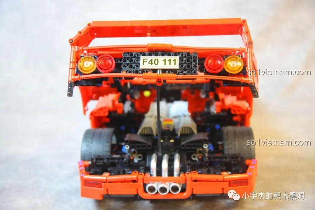 Góc nhìn từ dưới lên vào khoang động cơ của xe CBOX X001, cho thấy hệ thống treo sau và bộ vi sai phức tạp.