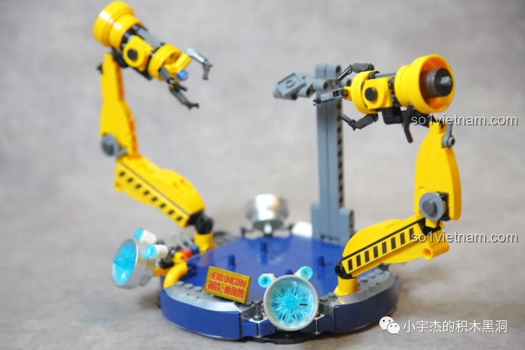 Một góc nhìn khác của hai cánh tay cơ khí đã hoàn thiện từ bộ ZHEGAO GZ8008 Robot Kỳ Lân Sắt.