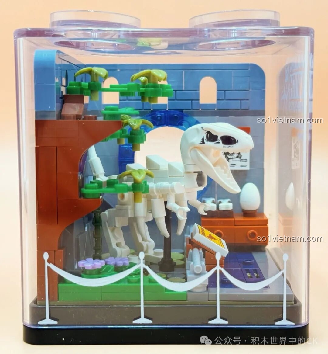 Góc nhìn bên của mô hình ZHEGAO 1014, thấy rõ hàng rào bảo vệ và các chi tiết cây cỏ trang trí.