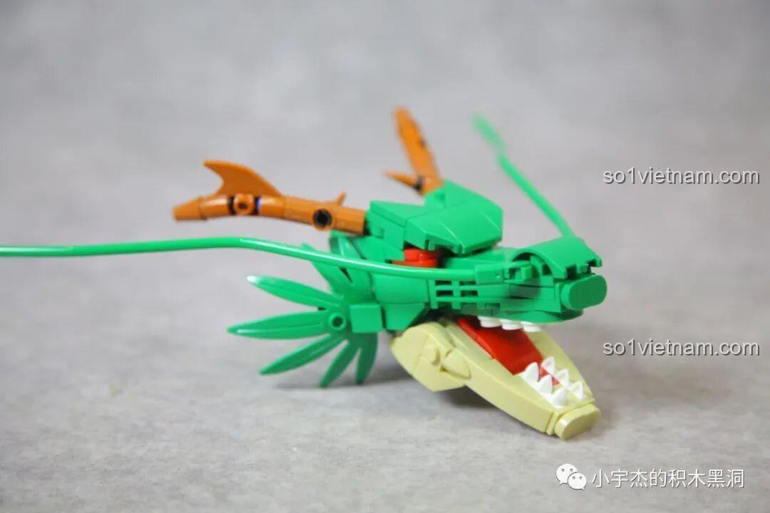 Một góc nhìn khác của đầu Rồng Thần, cho thấy cách sử dụng các mảnh ghép lá cây để làm vây rồng.