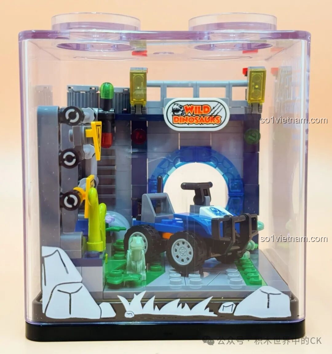 Góc nhìn từ bên phải của mô hình ZHEGAO 971015, làm nổi bật biển báo và các chi tiết máy móc.