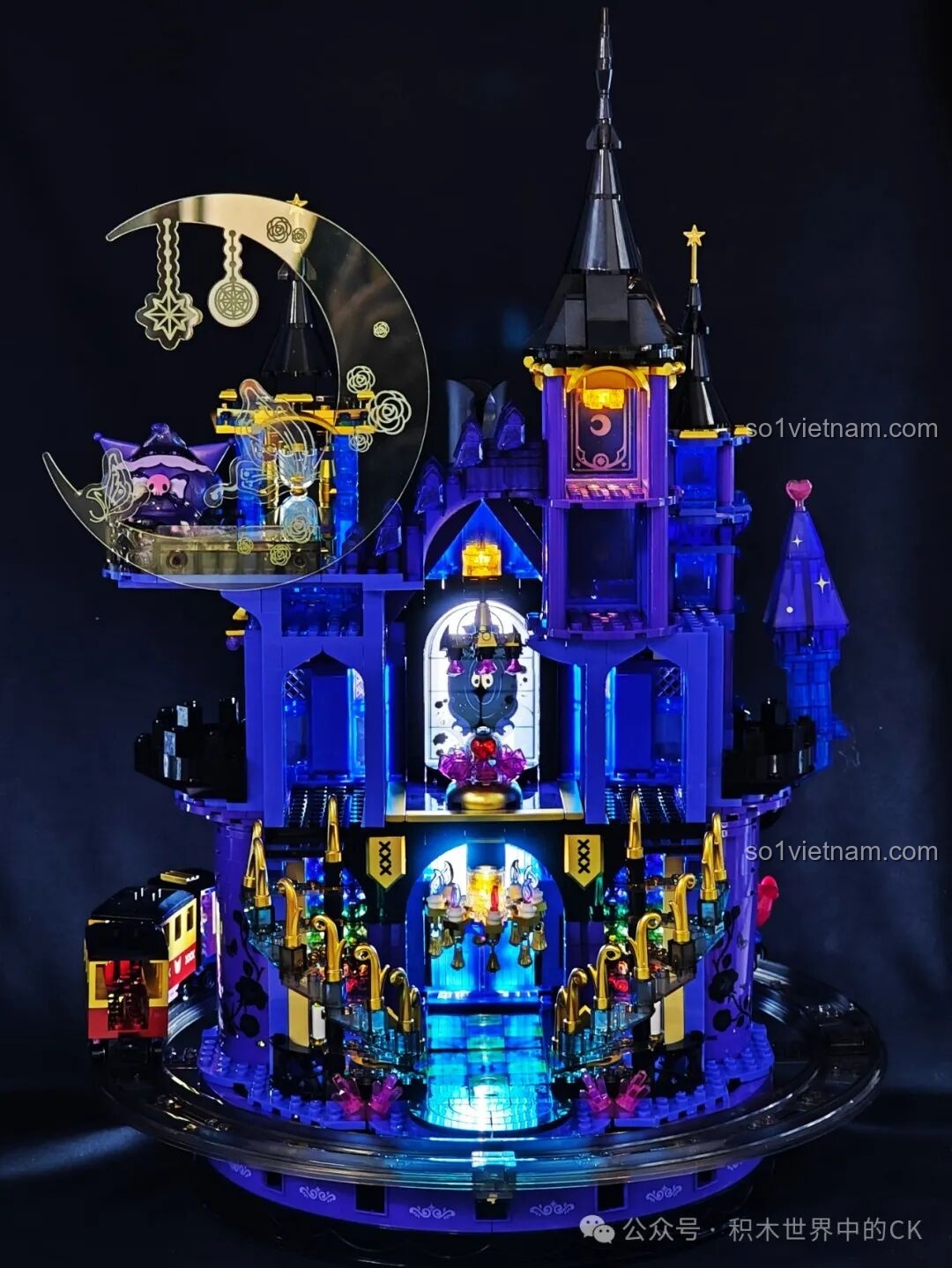 Một góc nhìn khác của bộ xếp hình Lâu đài Gothic của Kuromi cho con gái 8 tuổi với đèn LED.