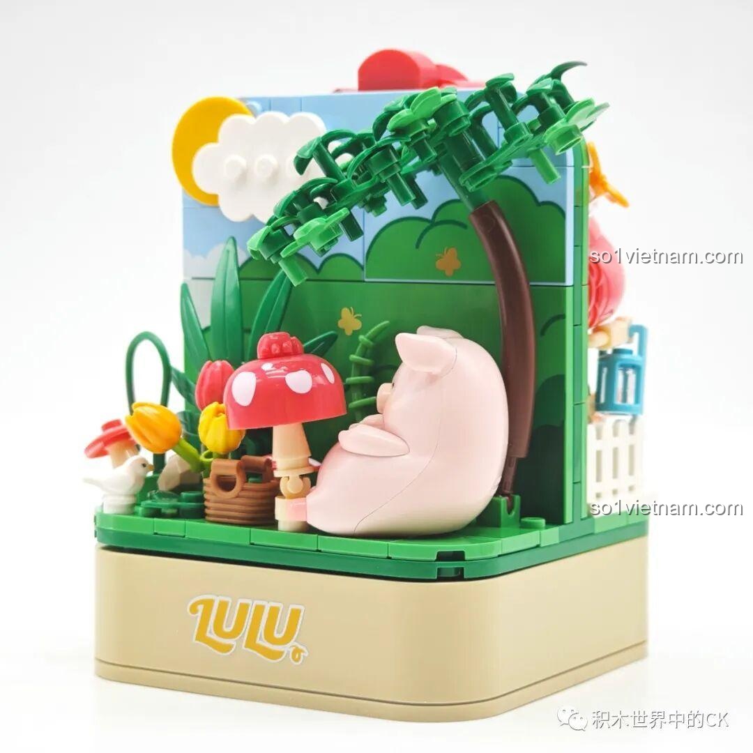 Góc nhìn khác của mặt sau bộ xếp hình LuLu the Pig Mushroom House, khoe trọn tấm lưng béo ú của Lợn LuLu.