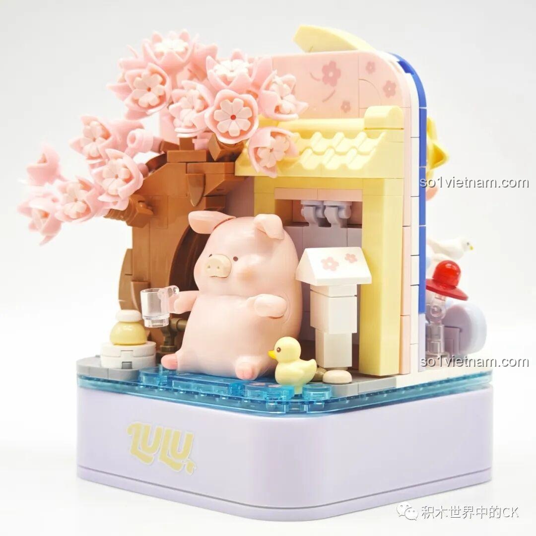 Góc nhìn khác của mặt sau bộ lắp ghép Mô hình Lợn LuLu Sembo, khoe trọn cây hoa anh đào.