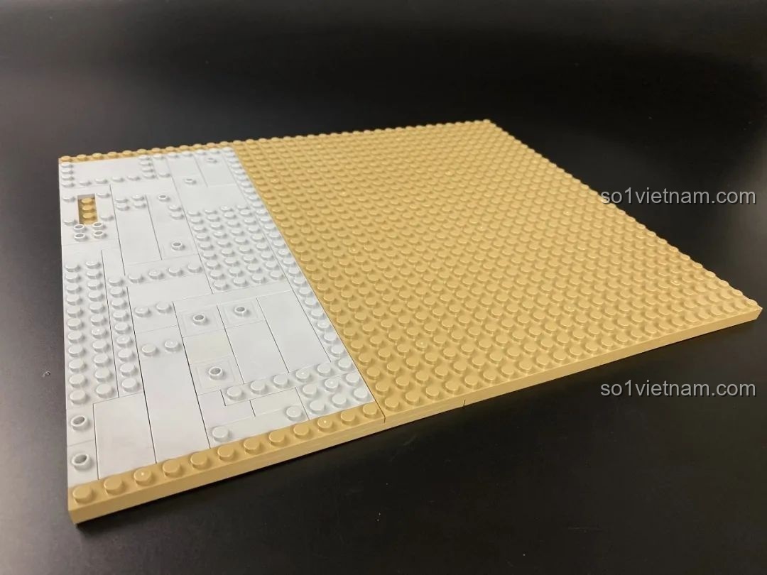 Một góc nhìn khác của phần nền móng, cho thấy cấu trúc các lớp gạch xếp chồng lên nhau.