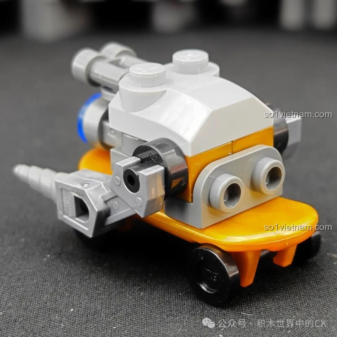 Một góc nhìn khác của robot tự hành mini trong bộ Keeppley K10235, cho thấy các chi tiết cánh tay máy và bánh xe.