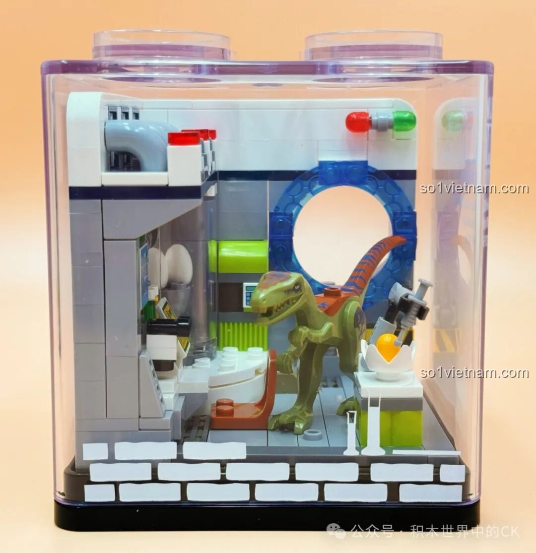 Góc nhìn từ bên phải của mô hình ZHEGAO 971013, cho thấy các chi tiết bên trong phòng thí nghiệm.