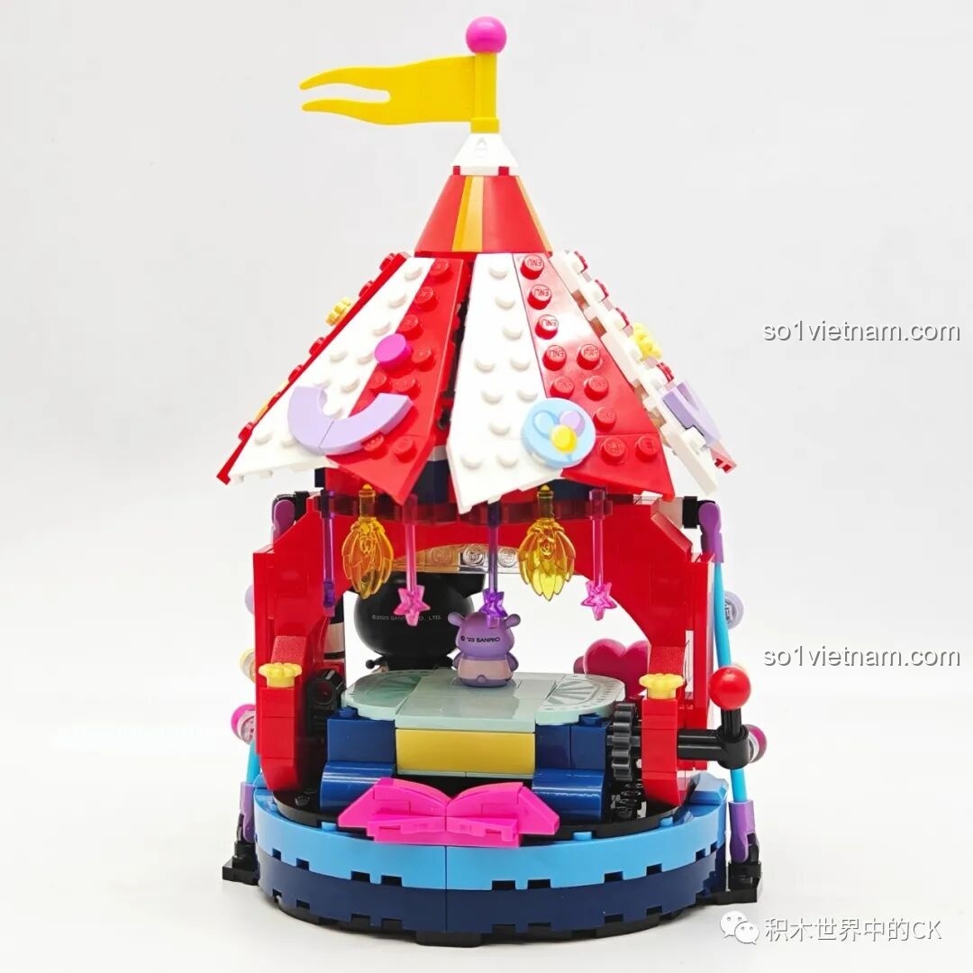 Một góc nhìn khác của mô hình Keeppley K20827 Kuromi, thể hiện sự kết hợp màu sắc độc đáo của bộ Gánh xiếc ma thuật Sanrio.