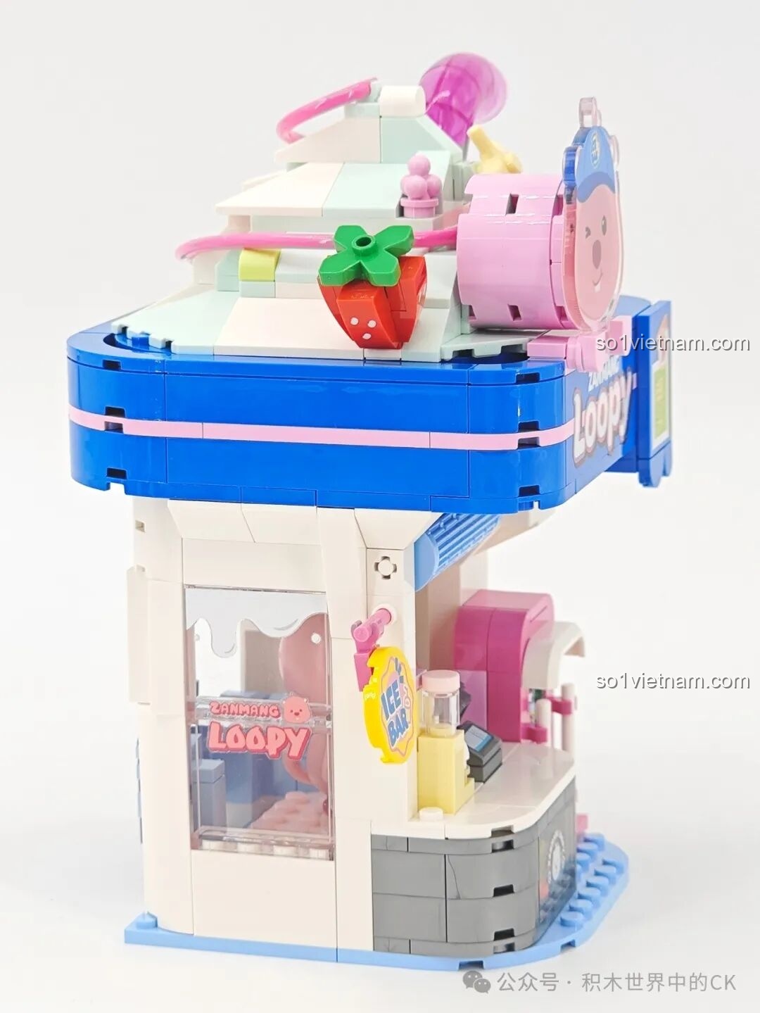 Một góc nhìn khác của bộ đồ chơi xây dựng Loopy's Ice Bar TC2329, cho thấy chi tiết cửa sổ và biển hiệu.