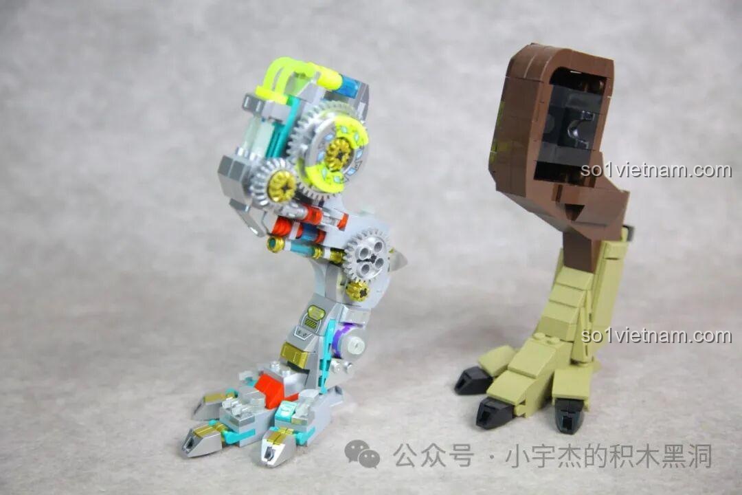 Một góc nhìn khác về đôi chân bất đối xứng của bộ đồ chơi xây dựng Vua khủng long T-Rex cơ khí 13050.