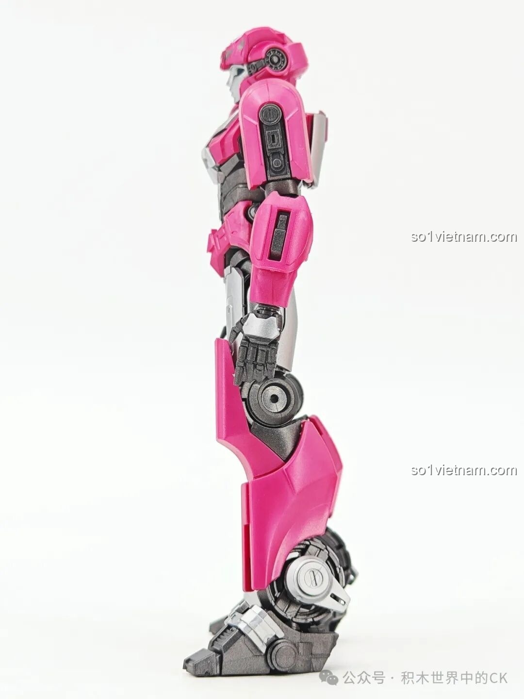 Góc nhìn ngang từ bên phải của mô hình robot Elita-1, các chi tiết trên tay và vai được thể hiện rõ.