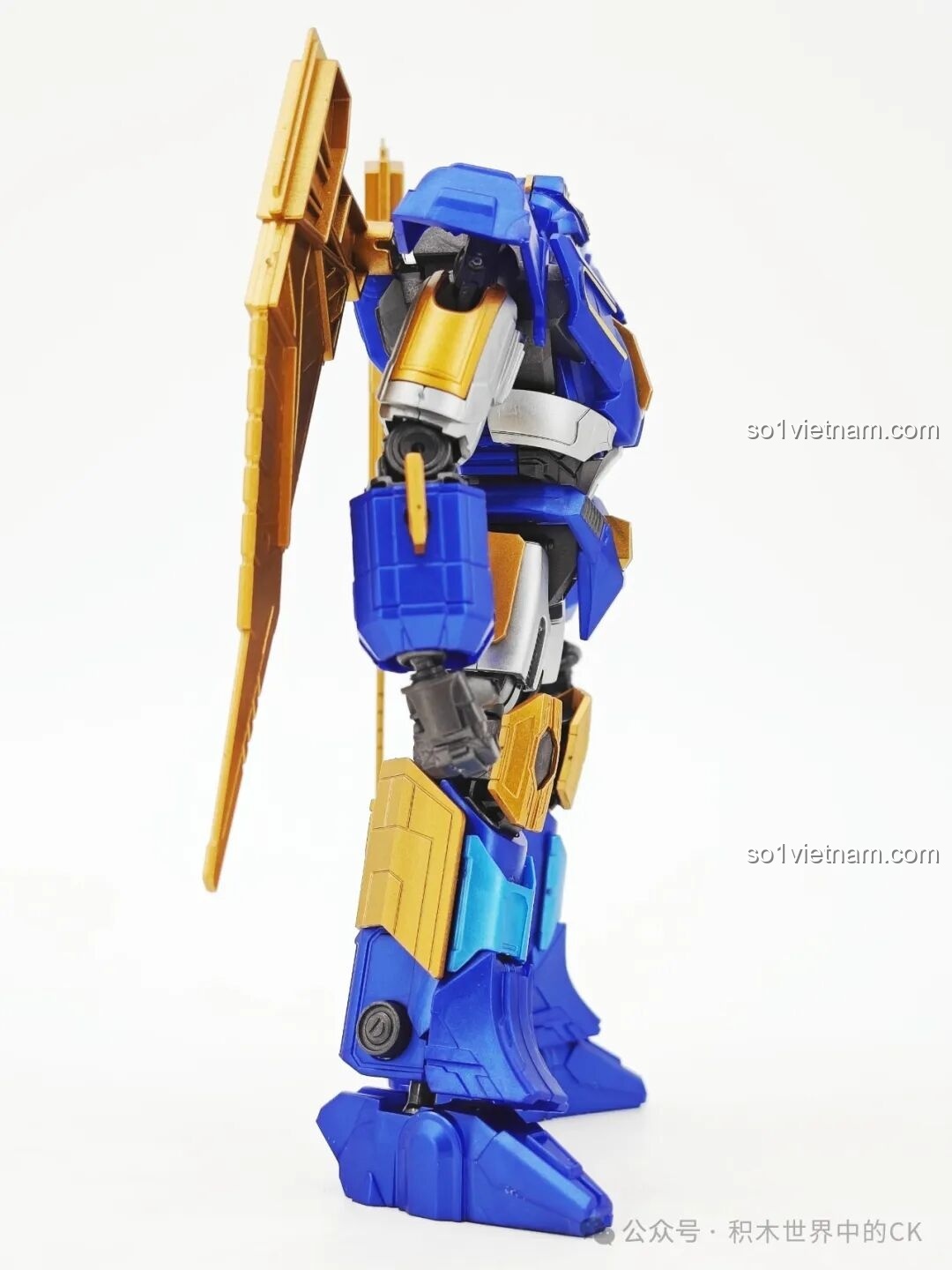 Góc nhìn ngang từ bên phải của bộ lắp ghép Transformer Sentinel Prime cho con trai 12+, cho thấy độ dày của mô hình.