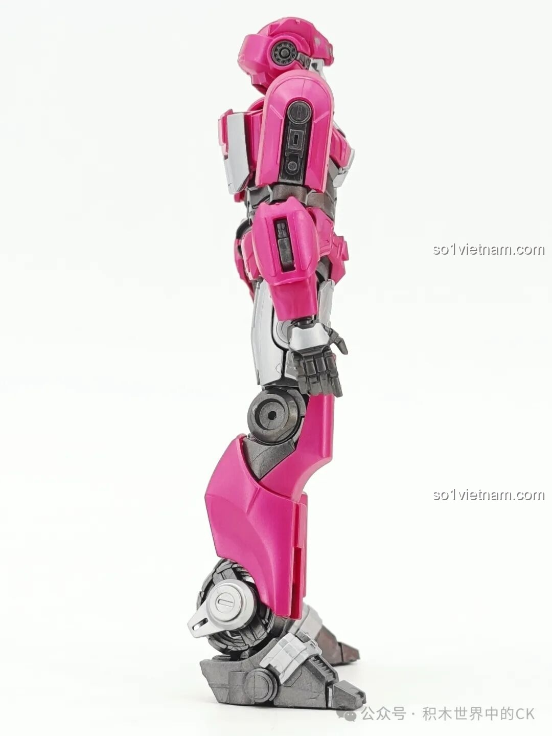 Góc nhìn ngang từ bên trái của mô hình robot Elita-1, thể hiện rõ cấu trúc của thân và chân.