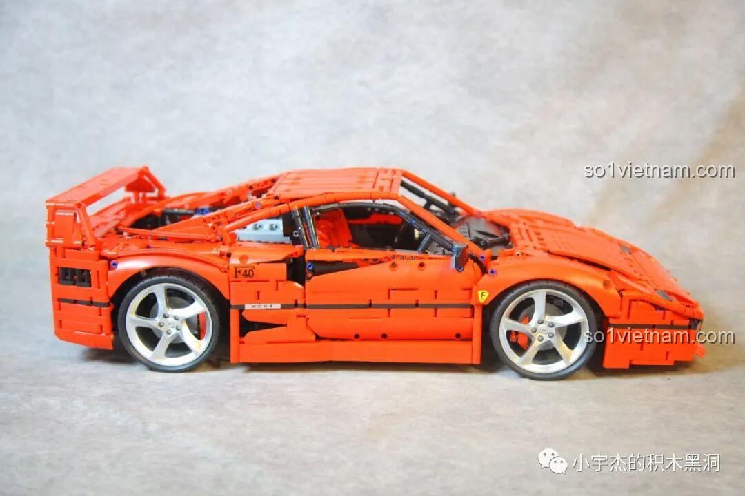 Mô hình CBOX X001 Ferrari F40 nhìn từ bên hông với cả hai cánh cửa đều mở, mời gọi khám phá không gian nội thất.